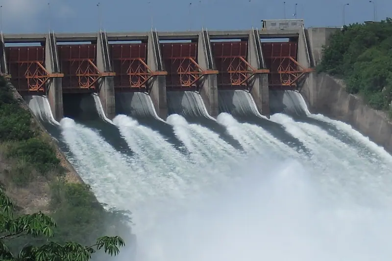 Akosombo Dam opening its floodgates