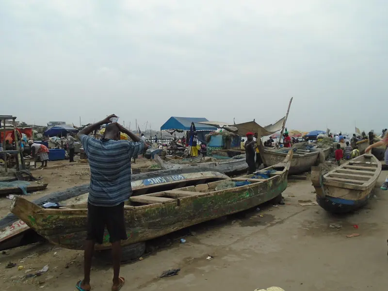 Fishermen and canoes in Jamestown