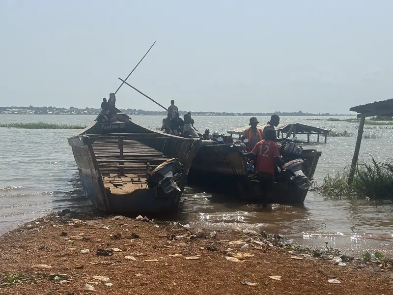 A canoe ferry at Dambai