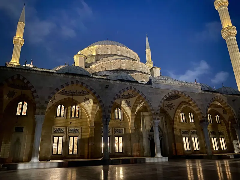 The National Mosque of Ghana at night